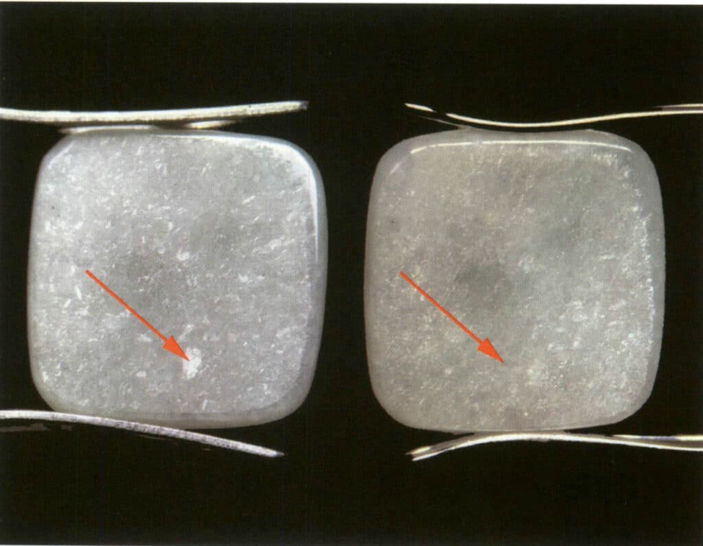 Figure 3-3-2 Observing Jade under reflected light at an angle, the phenomenon of irregular contours flashing in a direction is called "color" (in the right image, after the Jade is rotated, the flash indicated by the red arrow disappears).