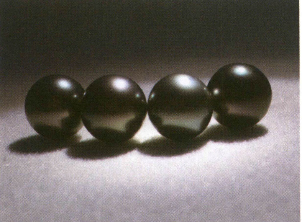 Şekil 4-2-4 Soldan sağa açık pembe, toz mavi, açık yeşil ve açık mor tonlu siyah inciler.