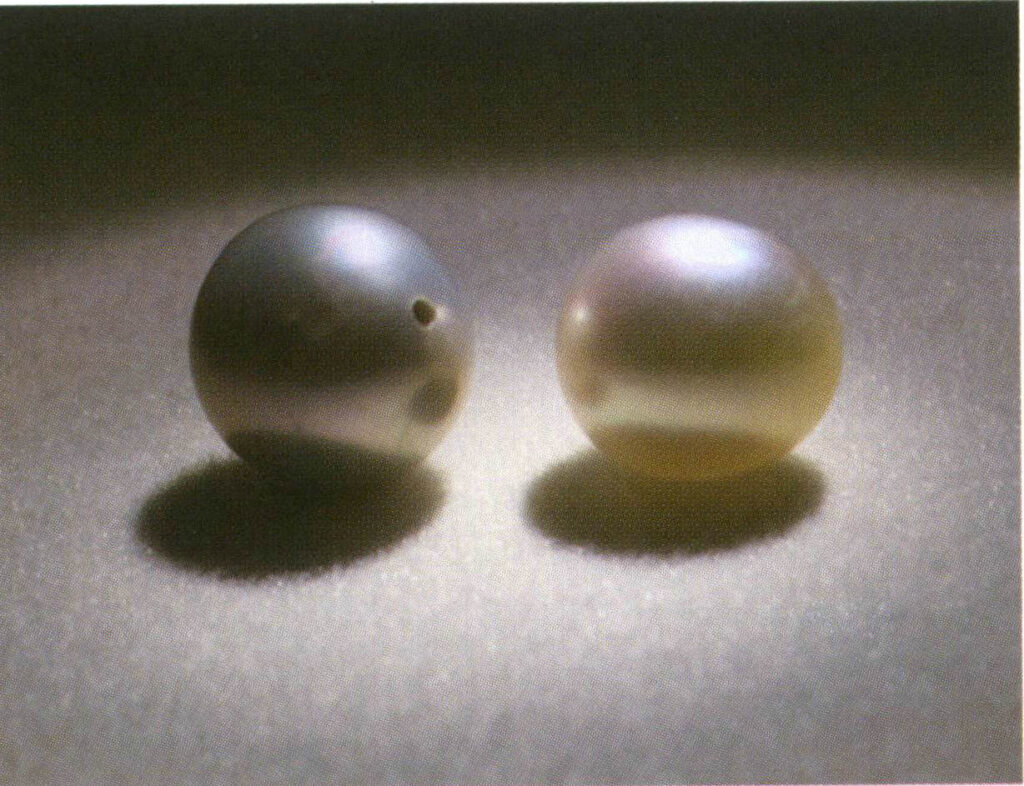 Şekil 4-2-5 Solda açık pembe tonlu beyaz bir inci ve sağda üstte görünür bir halo etkisi gösteren beyaz tonlu kırmızı bir inci.