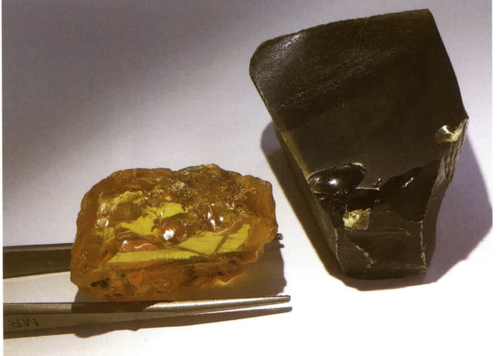 Şekil 4-2-19 Kehribar (solda) ve kopal reçinenin (sağda) kırılmasındaki reçine parlaklığının karşılaştırılması, kehribarın reçine parlaklığı kopal reçineden daha güçlüdür.