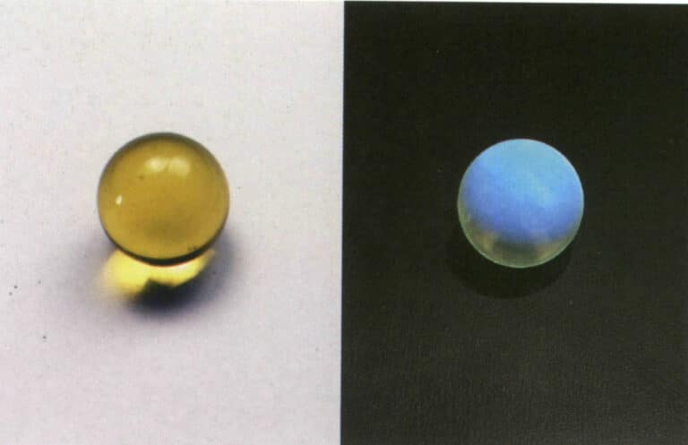 Şekil 4-2-25 Dominik Kehribarını güçlü yansıtıcı ışık kullanarak siyah bir arka plana karşı gözlemlediğinizde (soldaki görüntü, doğal ışık), yüzey mavimsi-beyaz karışık bir renk sunar (sağdaki görüntü, güçlü yansıtıcı ışık). Bu floresan karışık renk bazen mavi kehribarın kökeni için ayırt edici bir özellik olabilir; örneğin, Meksika mavi kehribarı mavimsi-beyaz floresan renginde belirgin bir yeşilimsi ton sergiler (Şekil 4-2-33), bu da Dominik kehribarından farklıdır.