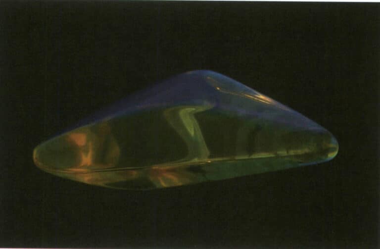 Şekil 4-2-26 Kehribarın uzun dalga ultraviyole ışık altında düzensiz floresanı.