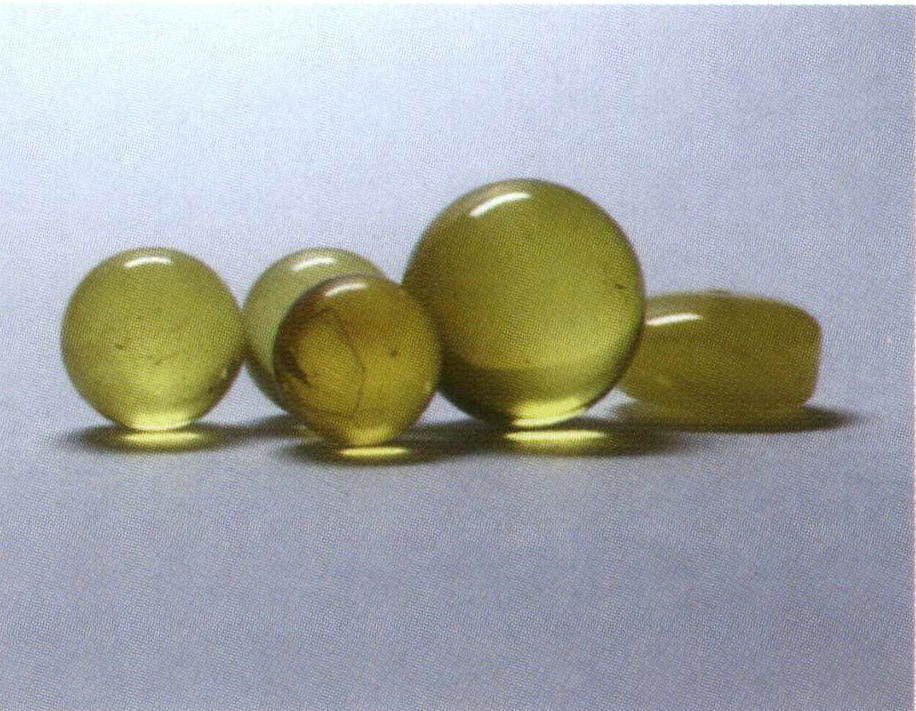 Şekil 4-2-32 Altın kehribar (soldan sağa, üçüncüsü solucan kehribar)