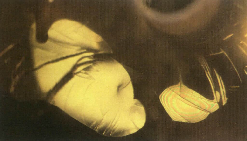 Şekil 4-2-34 Kehribar renginde düz çatlaklar (Karanlık Alan Aydınlatması, 40X)