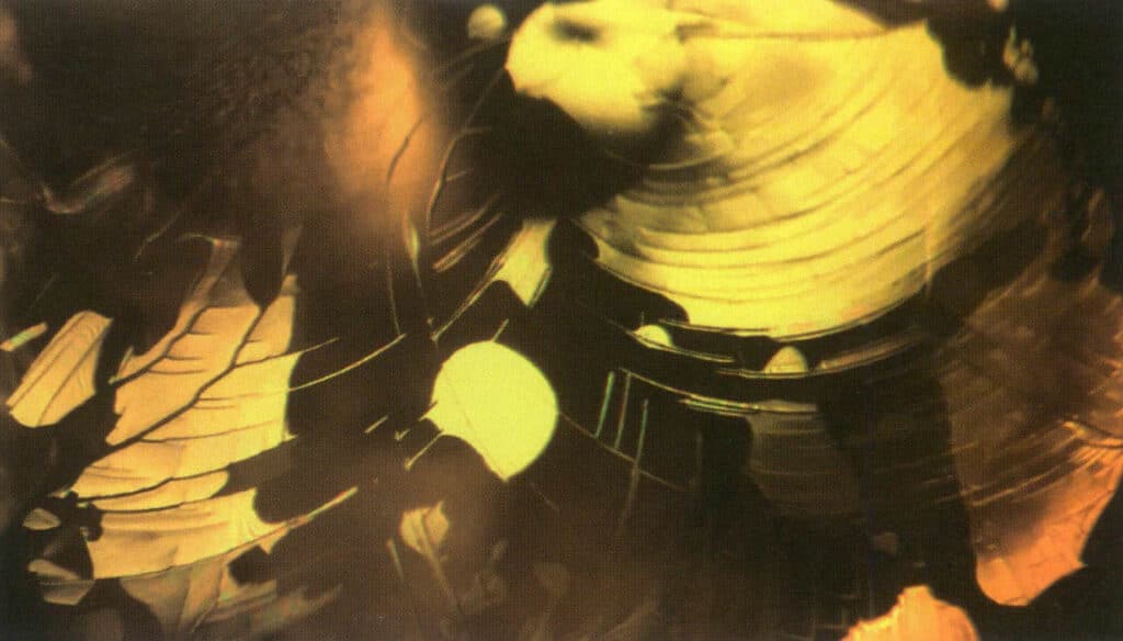 Şekil 4-2-35 Kehribar rengindeki çatlakların akıcı dokusu (karanlık alan aydınlatma yöntemi, 40X)