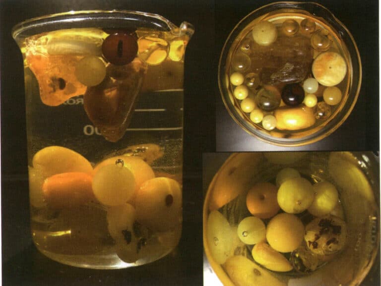 Şekil 4-3-4 Doygun tuzlu suda doğal ve geliştirilmiş Amber ve Amber taklitleri ile deney. Deney sonuçlarındaki askıdaki maddeler doğal ve Amber ile işlenmiş (sağ üst), batan maddeler ise plastiktir (sağ alt).