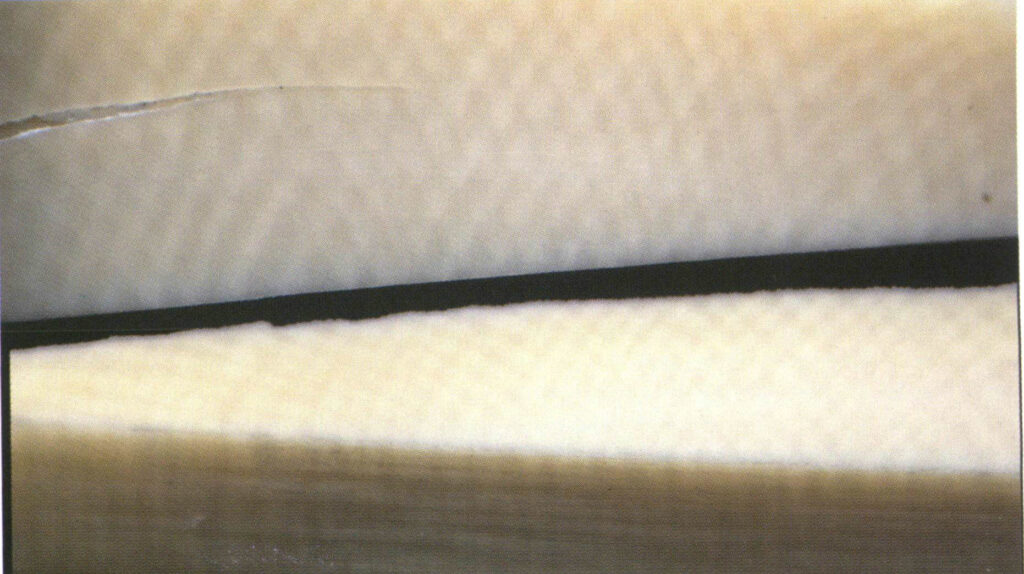 Şekil 4-3-26 Mamut fildişinin maksimum açısı 95°'den azdır Kesişim açısı's Lutz dokusu (yukarıda) ve uzunlamasına kesitteki doğrusal doku (aşağıda)