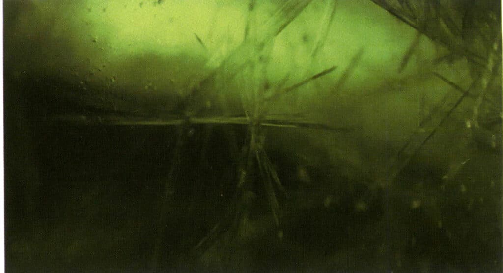 Rysunek 5-1-8 Wewnętrzne kryształy dewitryfikowanego szkła (metoda oświetlenia ciemnego pola 40X)