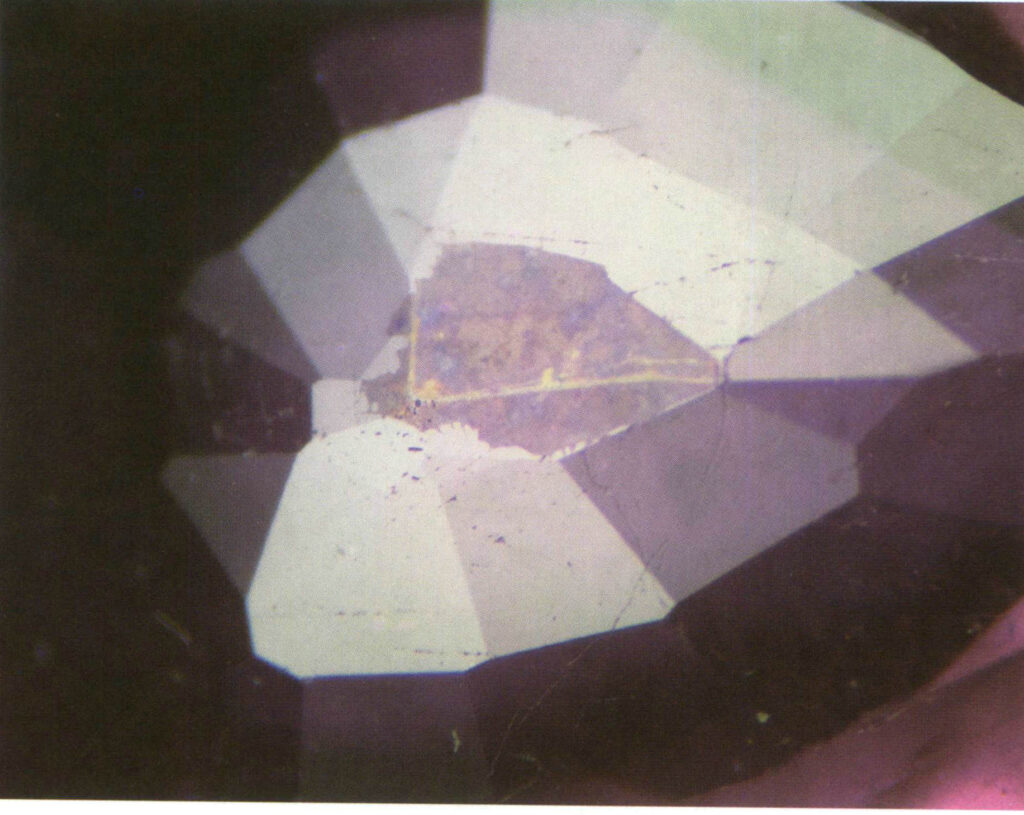 Rysunek 5-1-13 Różnica w skupieniu powierzchni między szkłem a rubinem (metoda oświetlenia pionowego 20X)