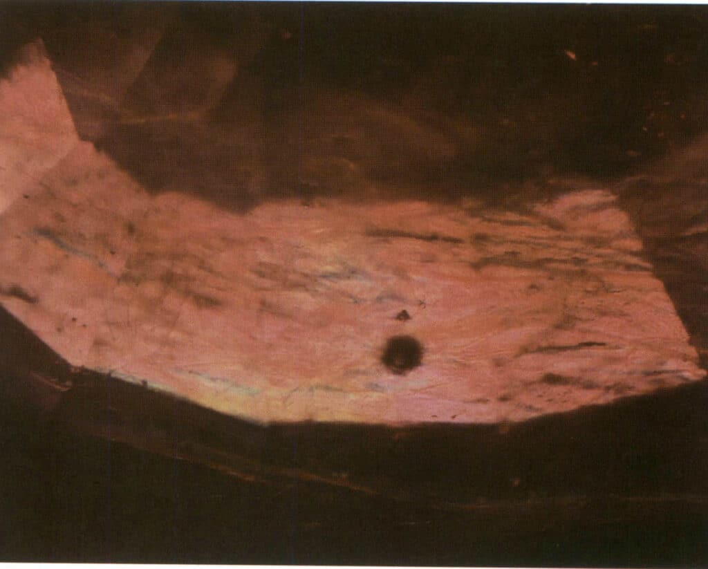 Rysunek 5-1-14 Efekt rozbłysku szkła w szczelinach rubinowych (metoda oświetlenia ciemnego pola 20x)