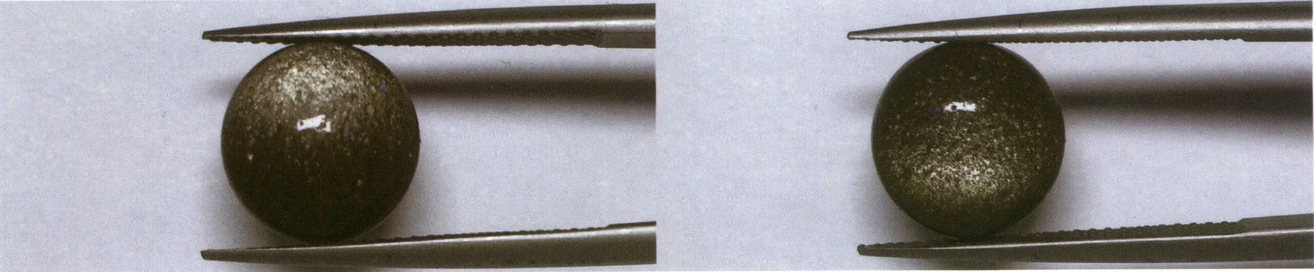 Rysunek 5-2-11 Obraz porównawczy naturalnego szkła z efektem piaskowo-złotym podczas ruchu źródła światła, pokazujący zjawisko migotania efektu piaskowo-złotego.