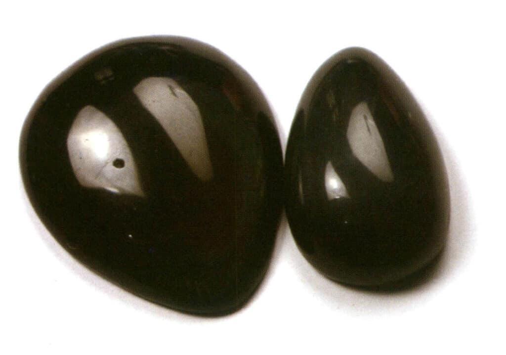 Rysunek 5-2-12 Wygląd obsydianu (szkła wulkanicznego) w świetle odbitym o zwykłej intensywności