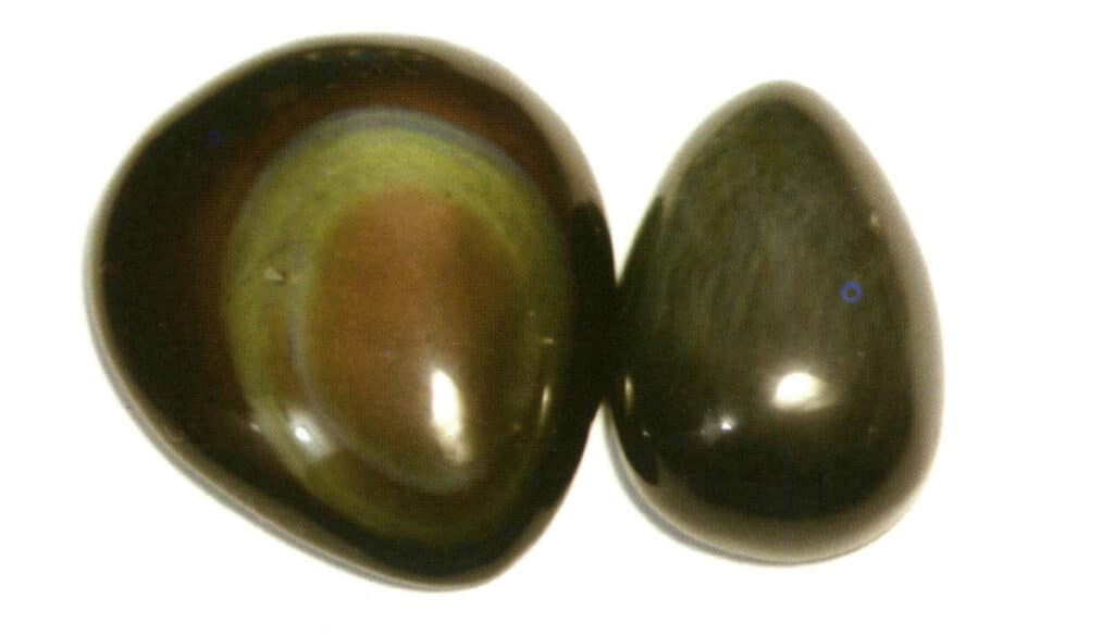 Rysunek 5-2-13 Efekt halo obsydianu (szkła wulkanicznego) w świetle odbitym o wysokiej intensywności (po lewej stronie widoczne są koncentryczne pierścienie, a po prawej włókniste wzory).