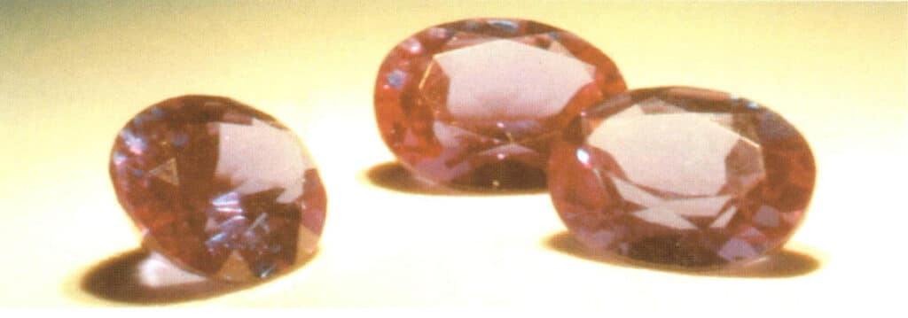 Rysunek 5-2-18 Kamień aleksandrytowy w świetle świec w nocy