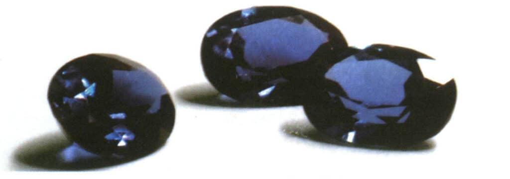 Rysunek 5-2-19 Kamień aleksandrytowy w świetle słonecznym w ciągu dnia