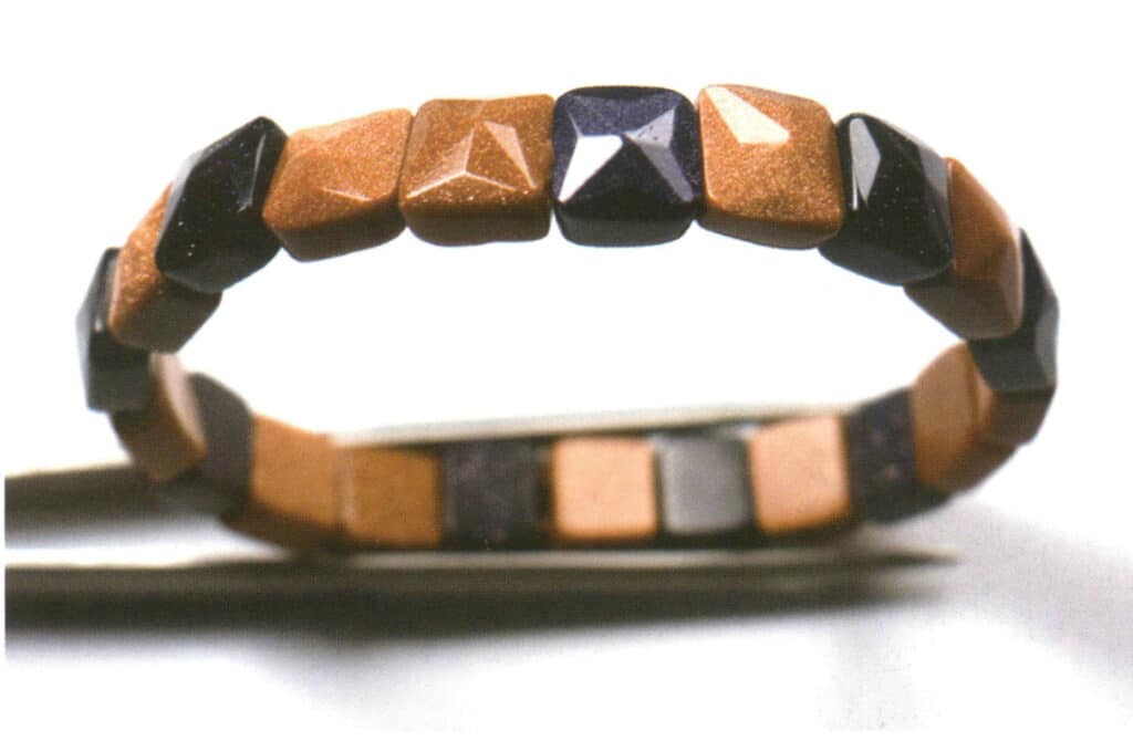 Rysunek 5-2-22 Szkło z efektem złotego piasku (głęboki niebieski i brązowy żółty)