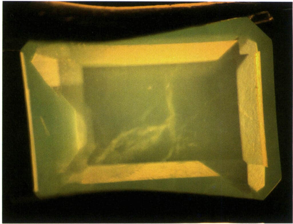 Rysunek 5-2-25 Wewnętrzny materiał kłaczkowaty niebieskiego opalu peruwiańskiego (metoda oświetlenia ciemnego pola 20x)