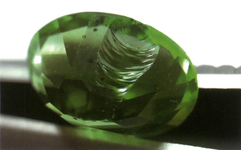 Rysunek 5-3-1 Konchoidalne pęknięcie szkła (oleisty połysk)