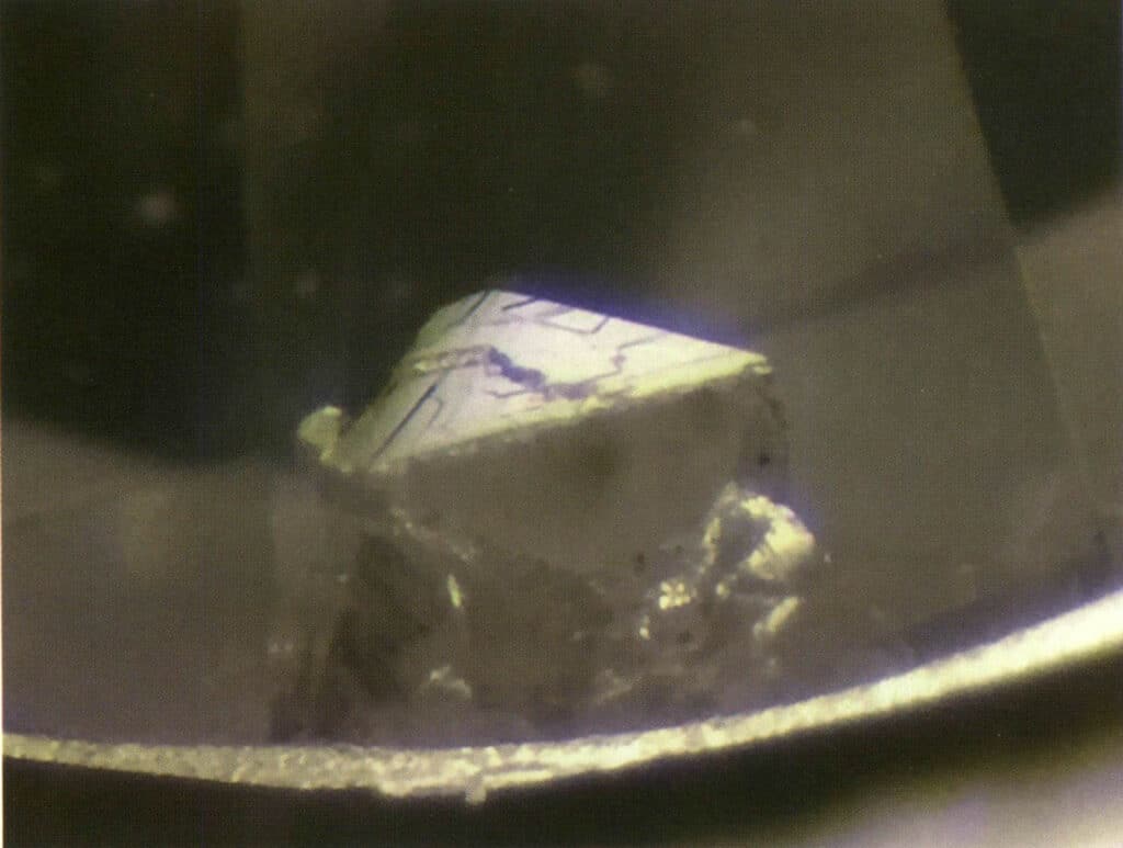 Σχήμα 1-1-5 Εγκλείσματα φάσης ατμών (αρνητικός κρύσταλλος διαμαντιού εντός διαμαντιού, μέθοδος φωτισμού σκοτεινού πεδίου, 40Χ)