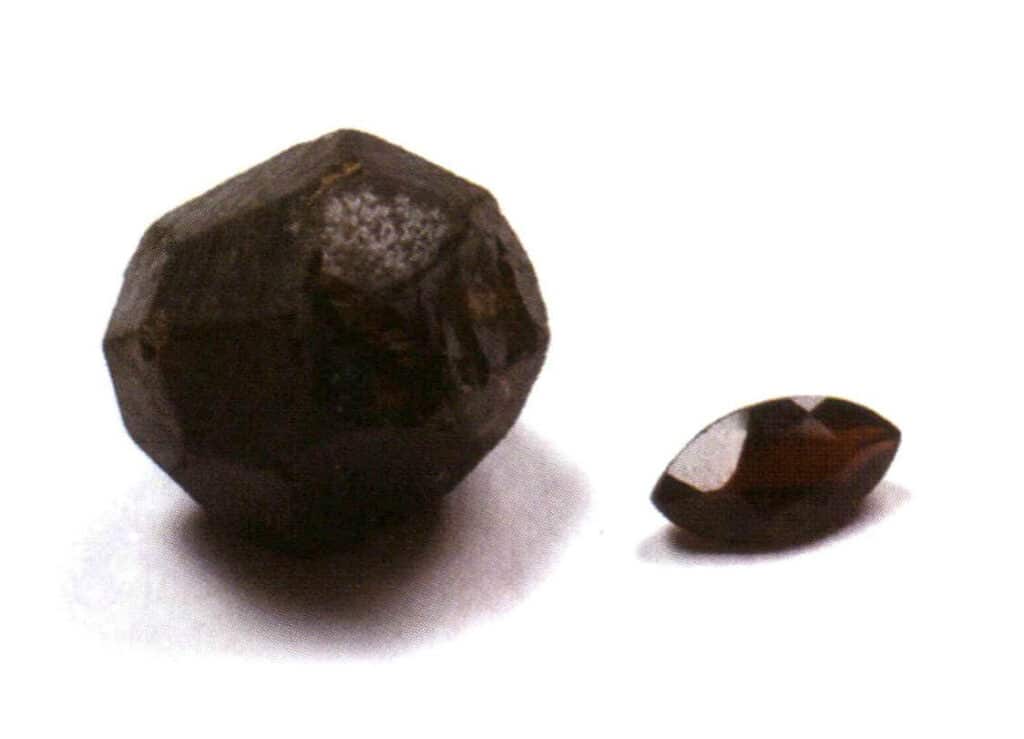 Рисунок 2-1-3 Гранат (слева - кристалл, справа - полированный гранат)