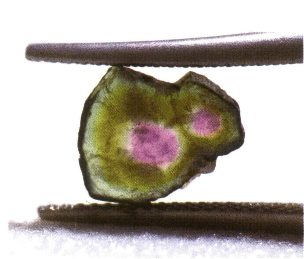 Рисунок 2-1-16 Параллельная агрегация (Когда несколько кристаллов одного типа растут параллельно в пространстве, это называется параллельной агрегацией. В это время соответствующие грани и ребра выросших кристаллов параллельны друг другу).