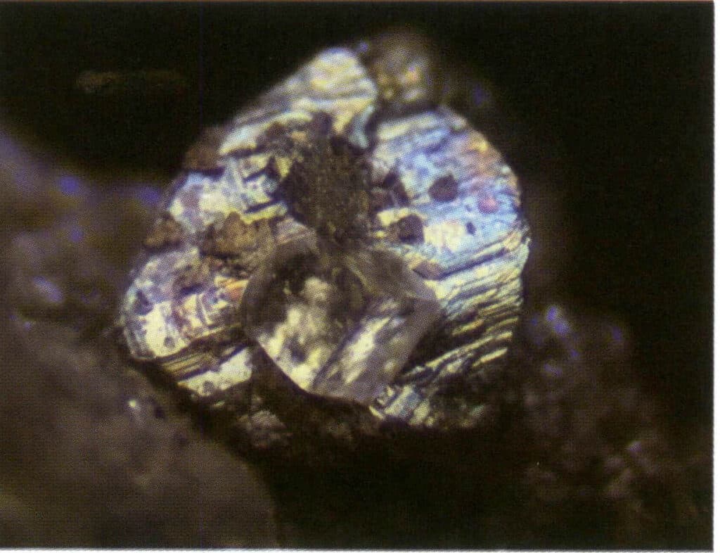 Рисунок 2-1-18 Наращивание (один тип кристалла растет на поверхности другого кристалла в определенном кристаллографическом направлении, также известен как эпитаксиальный рост)