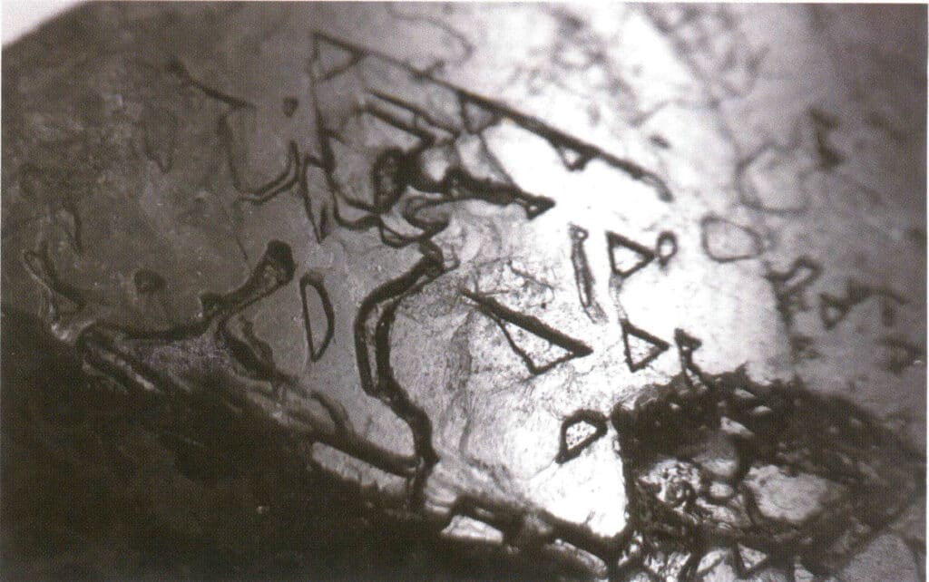 Рисунок 2-1-22 Поверхность шпинели с перевернутыми треугольными ямками.