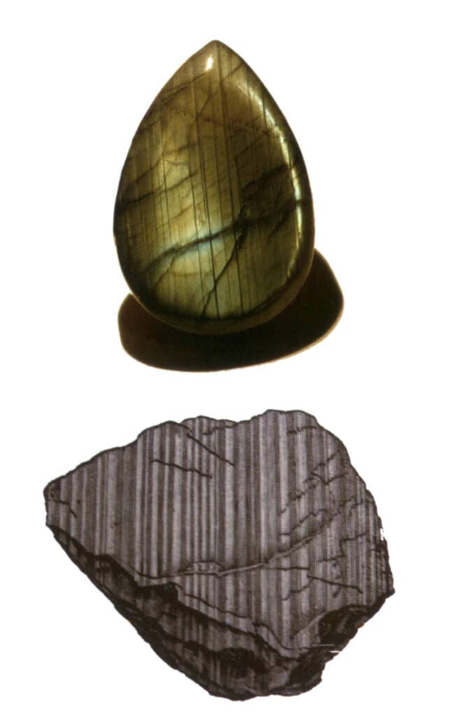 Рисунок 2-1-27 Полисинтетический двойник лабрадорита (вверху) и его схема (внизу)