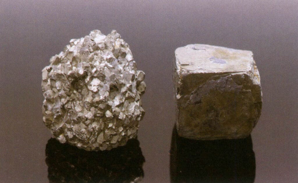 Рисунок 2-1-31 Кристаллы пирита (слева показаны несколько кристаллов пирита, растущих вместе, а справа - один кристалл пирита)