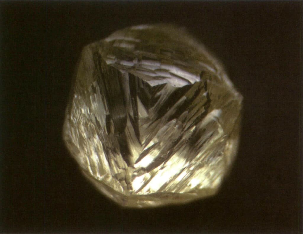 Рисунок 2-1-34 Линейно-узорчатая текстура, видимая на ромбовидных додекаэдрических кристаллах