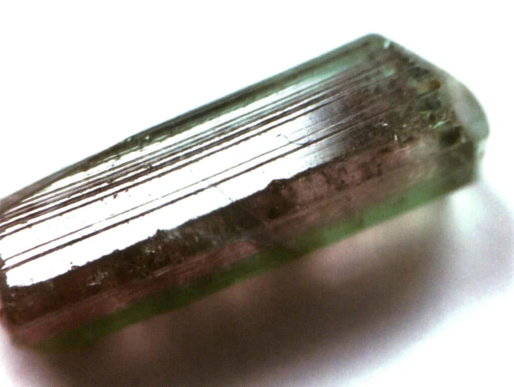 Рисунок 2-1-37 Поверхностные продольные полосы турмалина