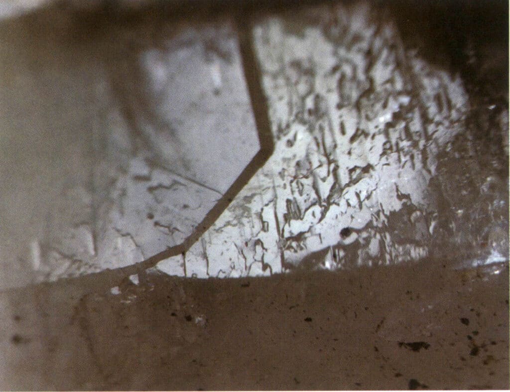 Рисунок 2-1-39 Травление фигур на поверхности кристалла