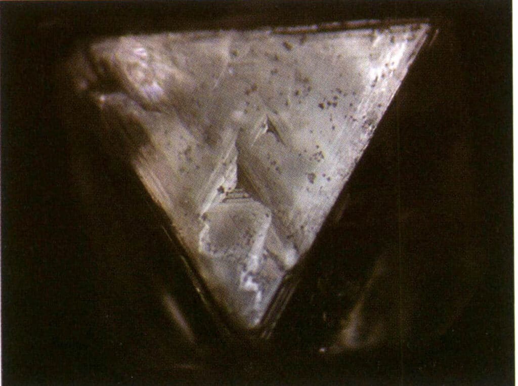 Рисунок 2-2-27 Перевернутая треугольная фигура травления на поверхности октаэдрического кристалла алмаза