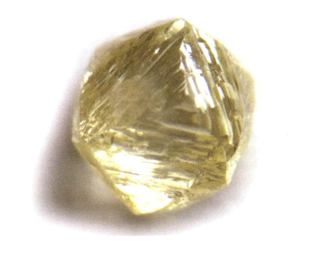 Рисунок 2-2-29 Перевернутая треугольная фигура травления на поверхности октаэдрического кристалла алмаза