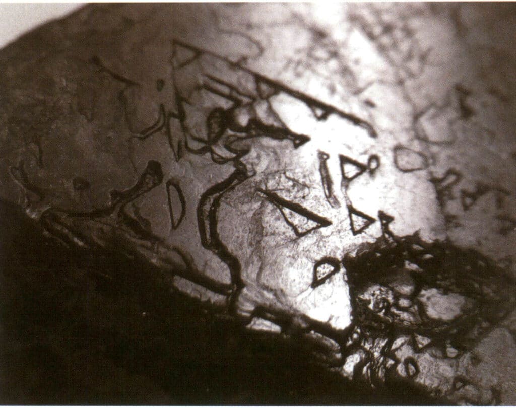 Рисунок 2-2-33 Перевернутый треугольный рисунок травления на поверхности шпинели