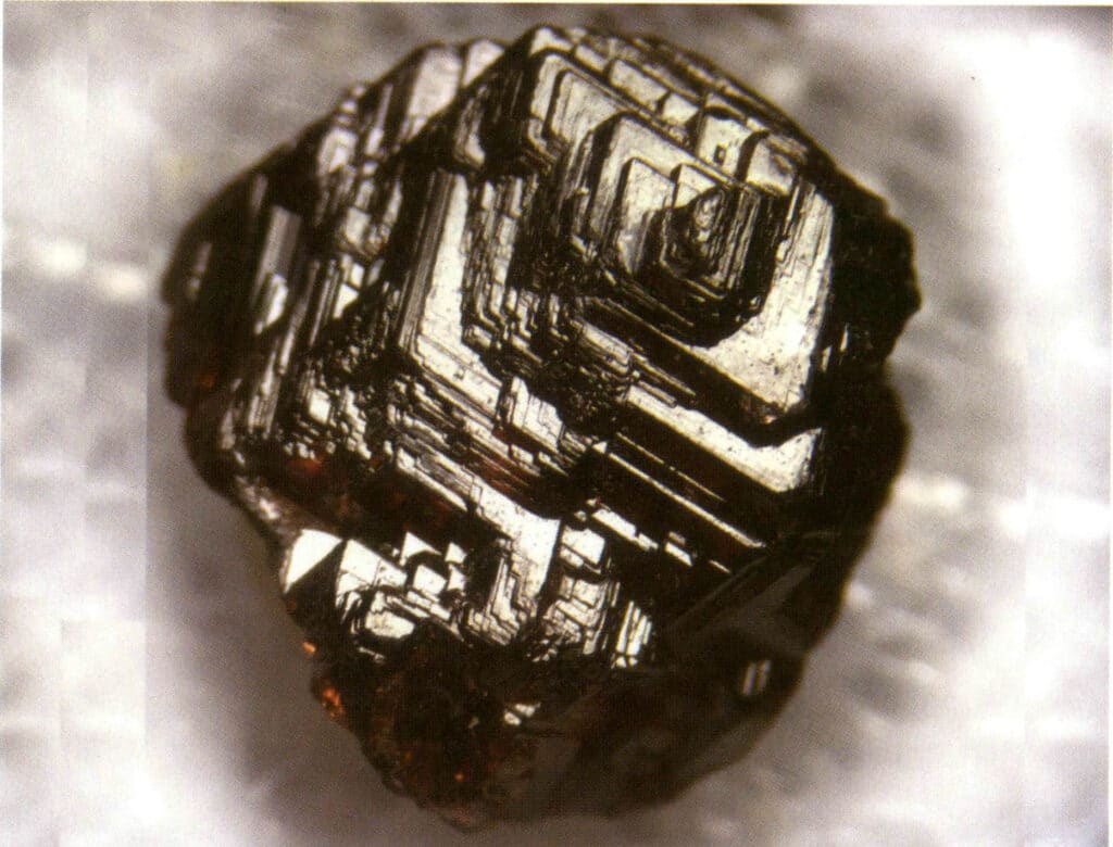 Рисунок 2-2-37 Концентрические кольцевые полосы на поверхности кристаллов граната, имеющие ту же форму, что и грани кристалла