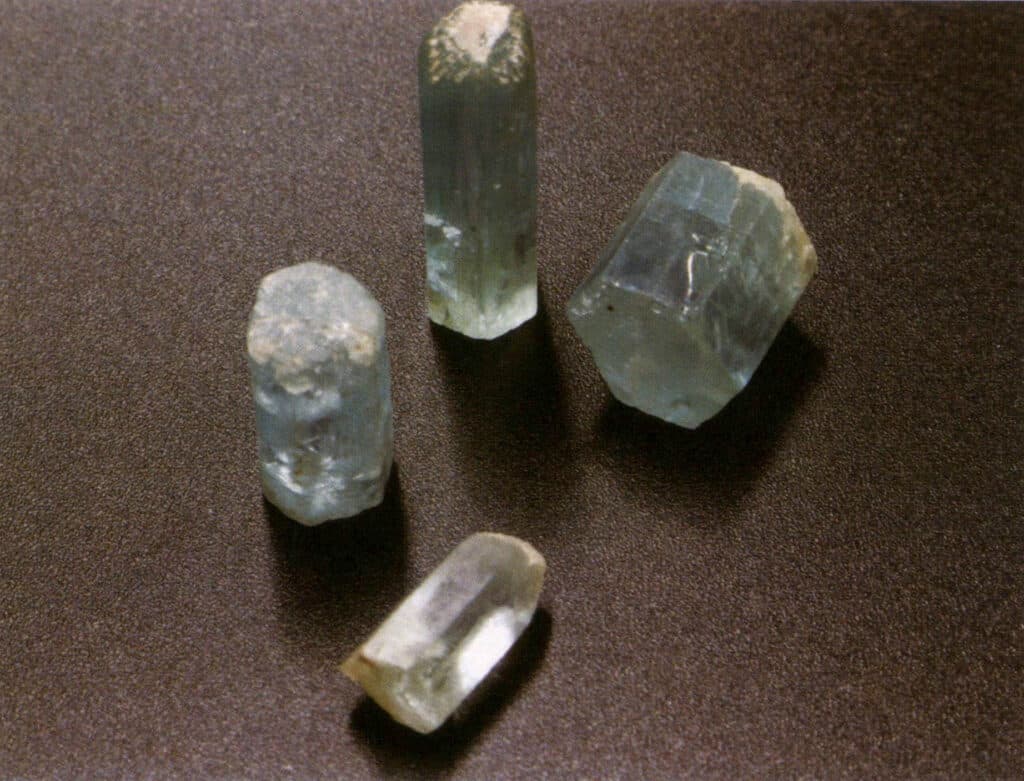 Рисунок 2-2-40 Распространенные формы кристаллов аквамарина