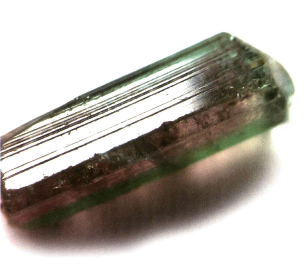 Рисунок 2-2-48 Поверхностные продольные полосы кристалла турмалина