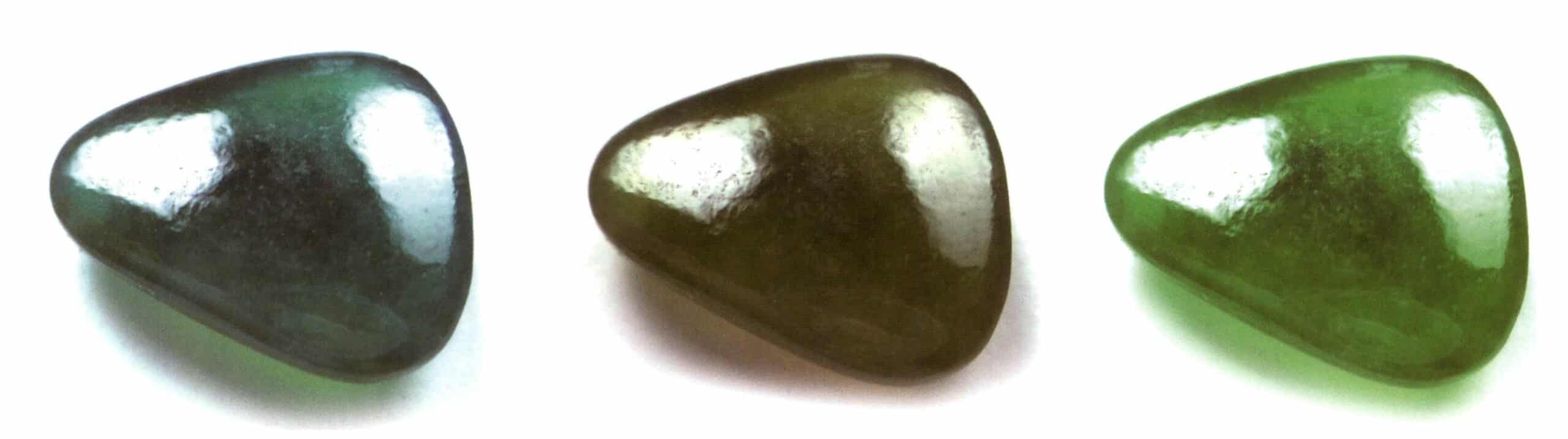 الشكل 2-3-1 الاختلافات في لون حجر الجاديت نفسه تحت مصادر إضاءة مختلفة (على اليسار في ضوء النهار الطبيعي، وفي الوسط تحت ضوء النهار في الأماكن المغلقة ليلاً، وعلى اليمين تحت ضوء أصفر في متجر مجوهرات).