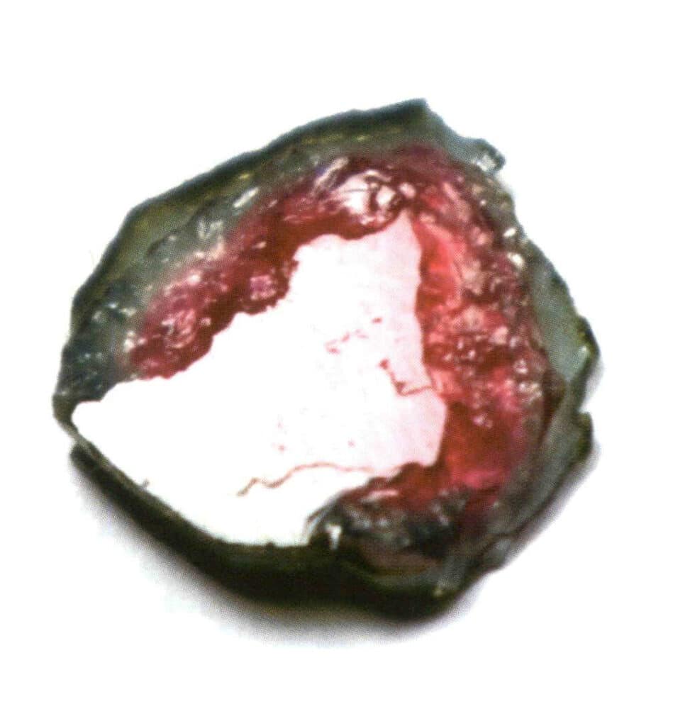 الشكل 2-3-19 أخضر-أزرق-أزرق، أحمر-وردي، توزيع لوني غير متساوٍ (التورمالين)