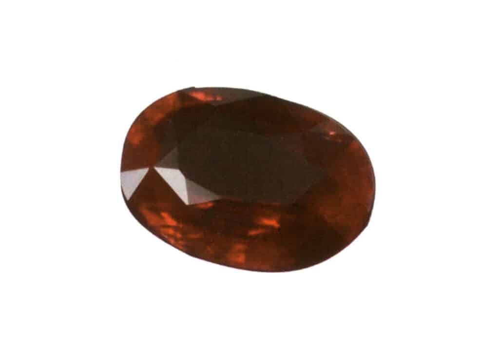 الشكل 2-3-25 الياقوت الأحمر بلون دم الحمام الأحمر. أحمر دم الحمام الأحمر هو اللون الأكثر قيمة من الياقوت الأحمر، ويشير إلى لون أحمر نقي غني ومشبع وموحد دون تدرجات أخرى واضحة، مثل الأزرق أو البني، ولكن مع لمحة طفيفة جداً من اللون الأرجواني ضمن نطاق مقبول. يُظهر لون جسم الجوهرة'لون الجسم استجابة تألقية قوية تحت الأشعة فوق البنفسجية.