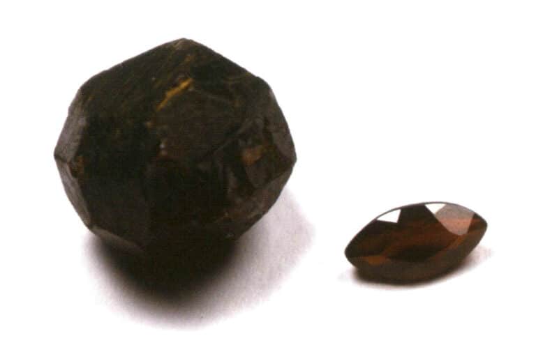 الشكل 2-3-26 مقارنة بين بريق العقيق قبل وبعد المعالجة (على اليسار بلورة العقيق قبل المعالجة، وعلى اليمين بريق زجاج العقيق بعد المعالجة)