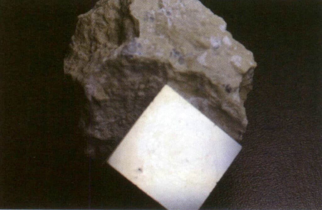 الشكل 2-3-28 البريق المعدني لبلورات البيريت تحت الضوء المنعكس