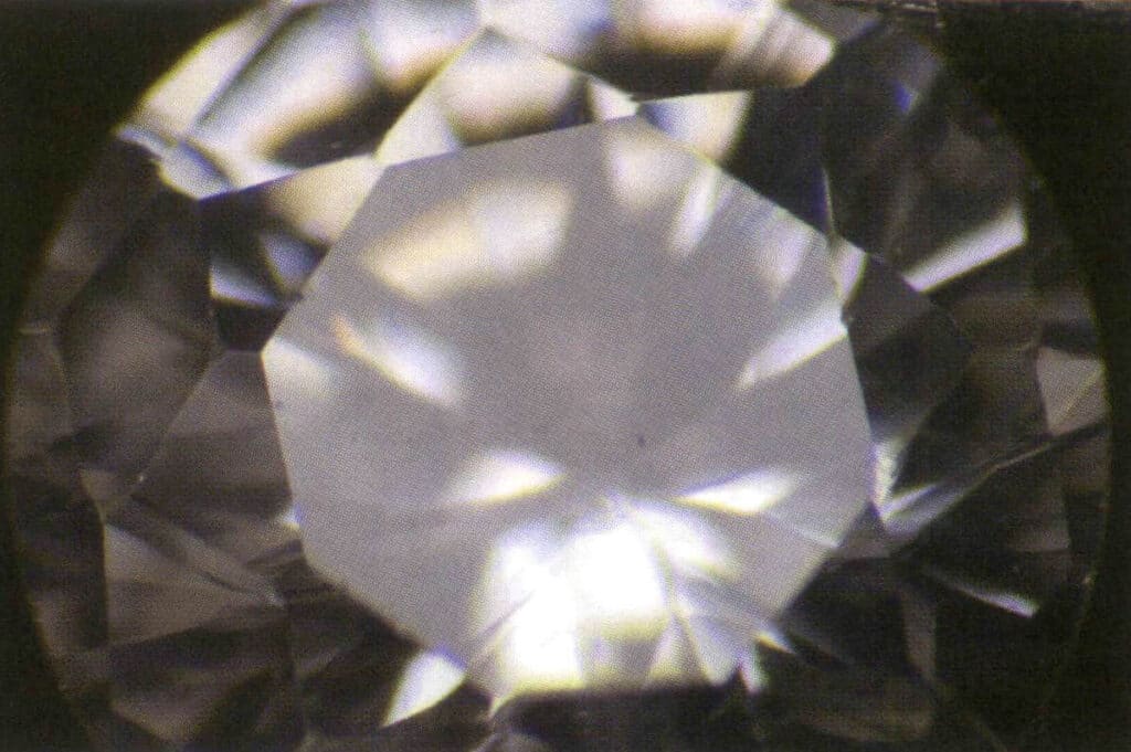 الشكل 2-3-30 البريق شبه الماسي للزركونيا المكعبة تحت الضوء المنعكس