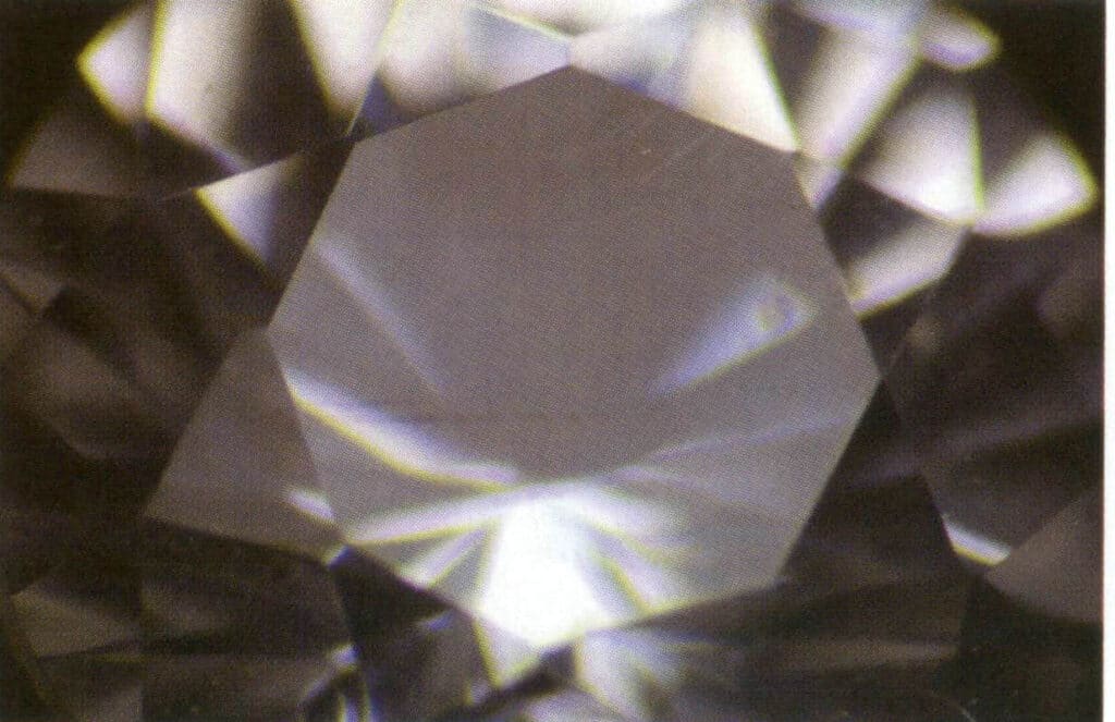 الشكل 2-3-31 بريق شبه لامع من عقيق الألومنيوم الصناعي الملحوم تحت الضوء المنعكس