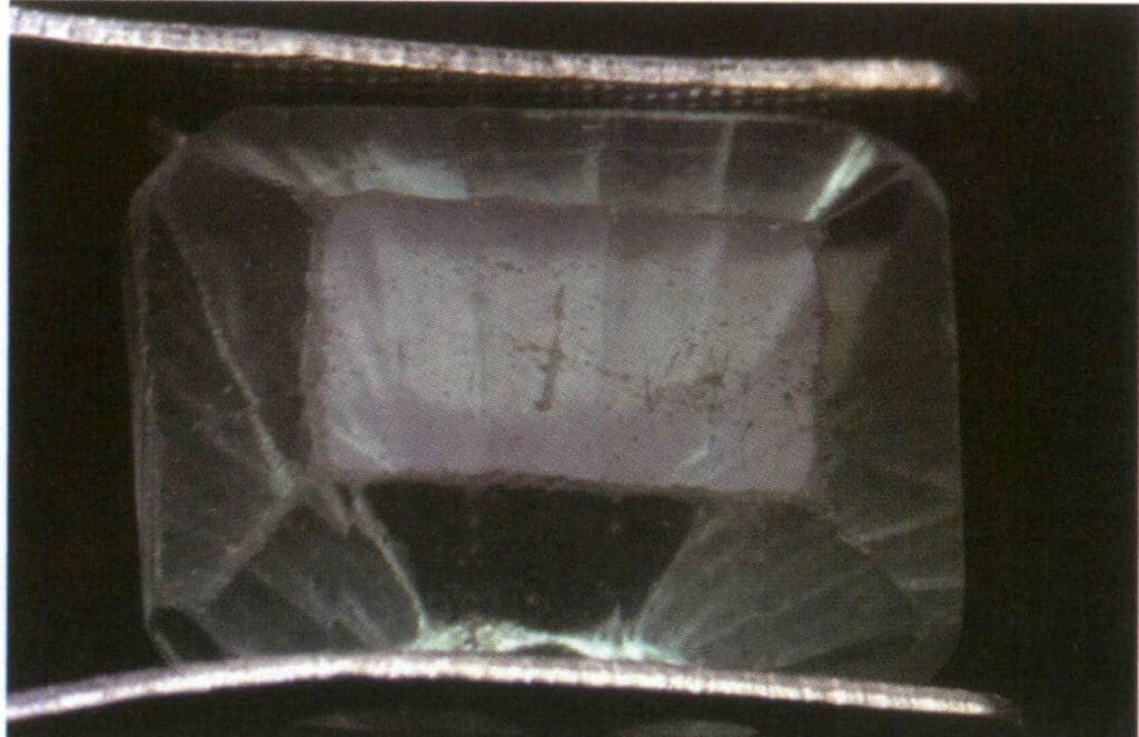 الشكل 2-3-32 البريق الزجاجي الضعيف للفلوريت تحت الضوء المنعكس