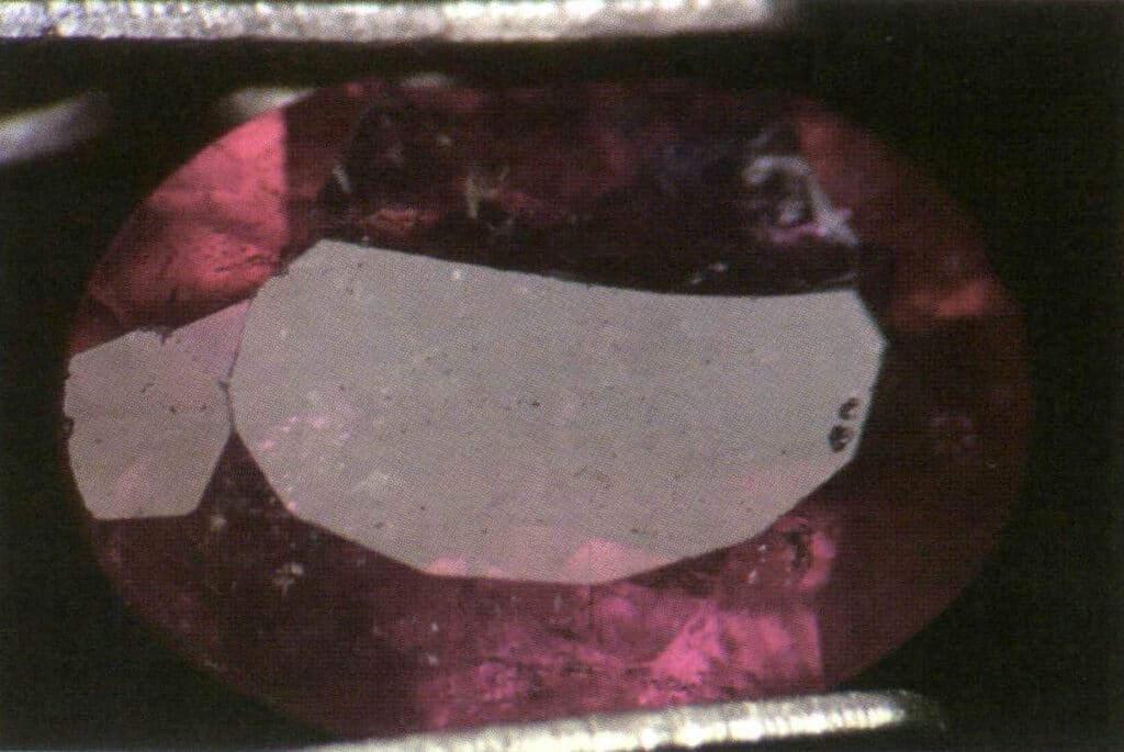 الشكل 2-3-33 البريق الزجاجي للتورمالين تحت الضوء المنعكس