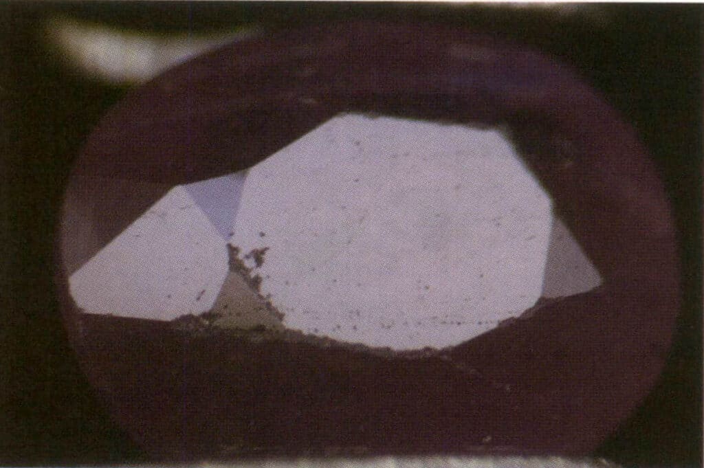 الشكل 2-3-34 البريق الزجاجي القوي للياقوت تحت الضوء المنعكس