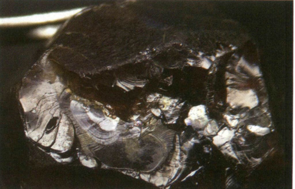 الشكل 2-3-36 البريق الدهني لكسر بلورة العقيق تحت الضوء المنعكس