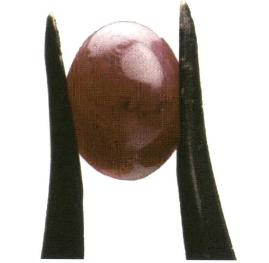 الشكل 2-3-47 معتم (كريستال: ياقوتي)